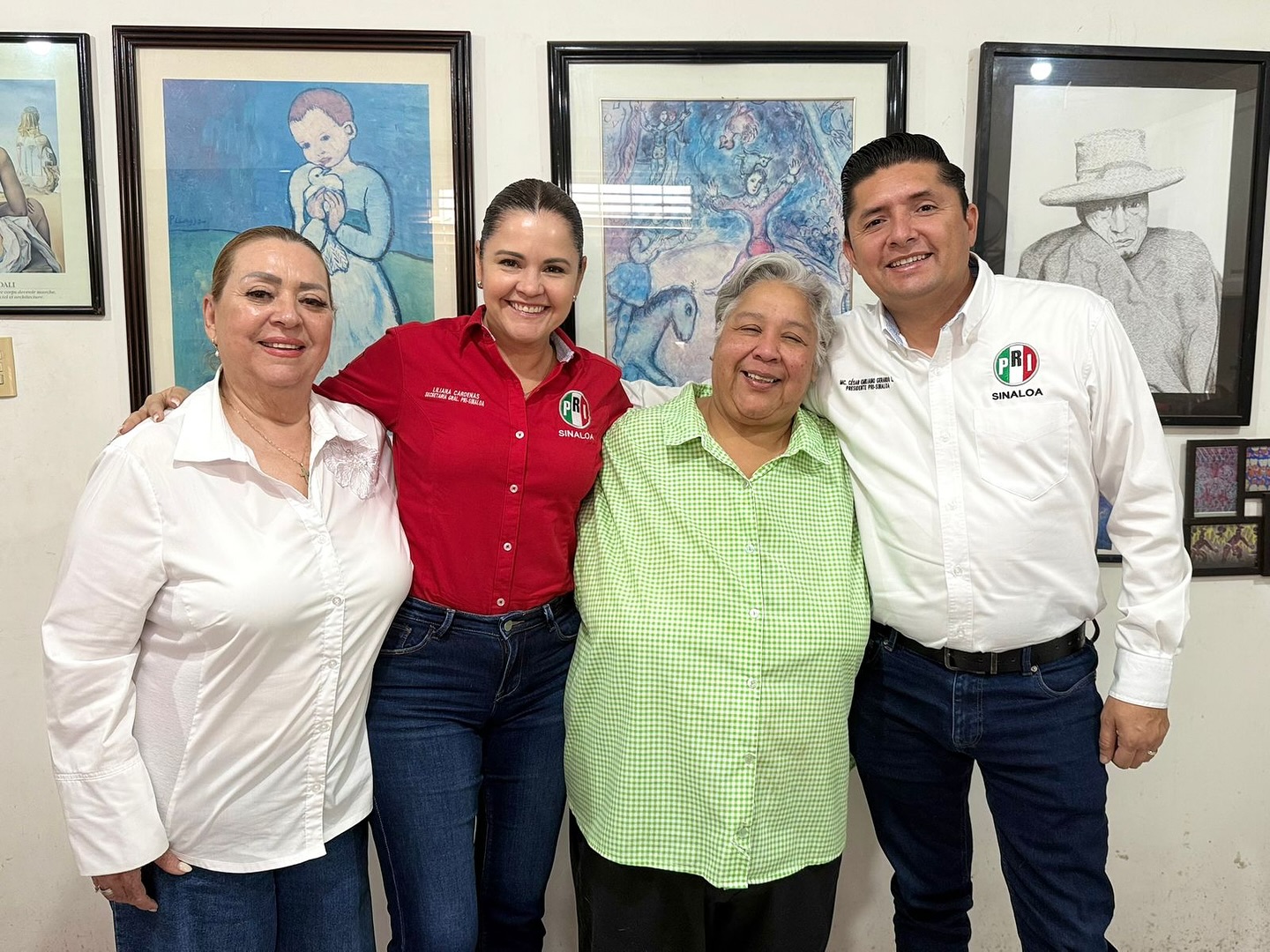 
								Nuestra dirigencia estatal aprovechó su estadía en Los Mochis, para tener una charla con la expresidenta del PRI Ahome, Nora Arellano.
								