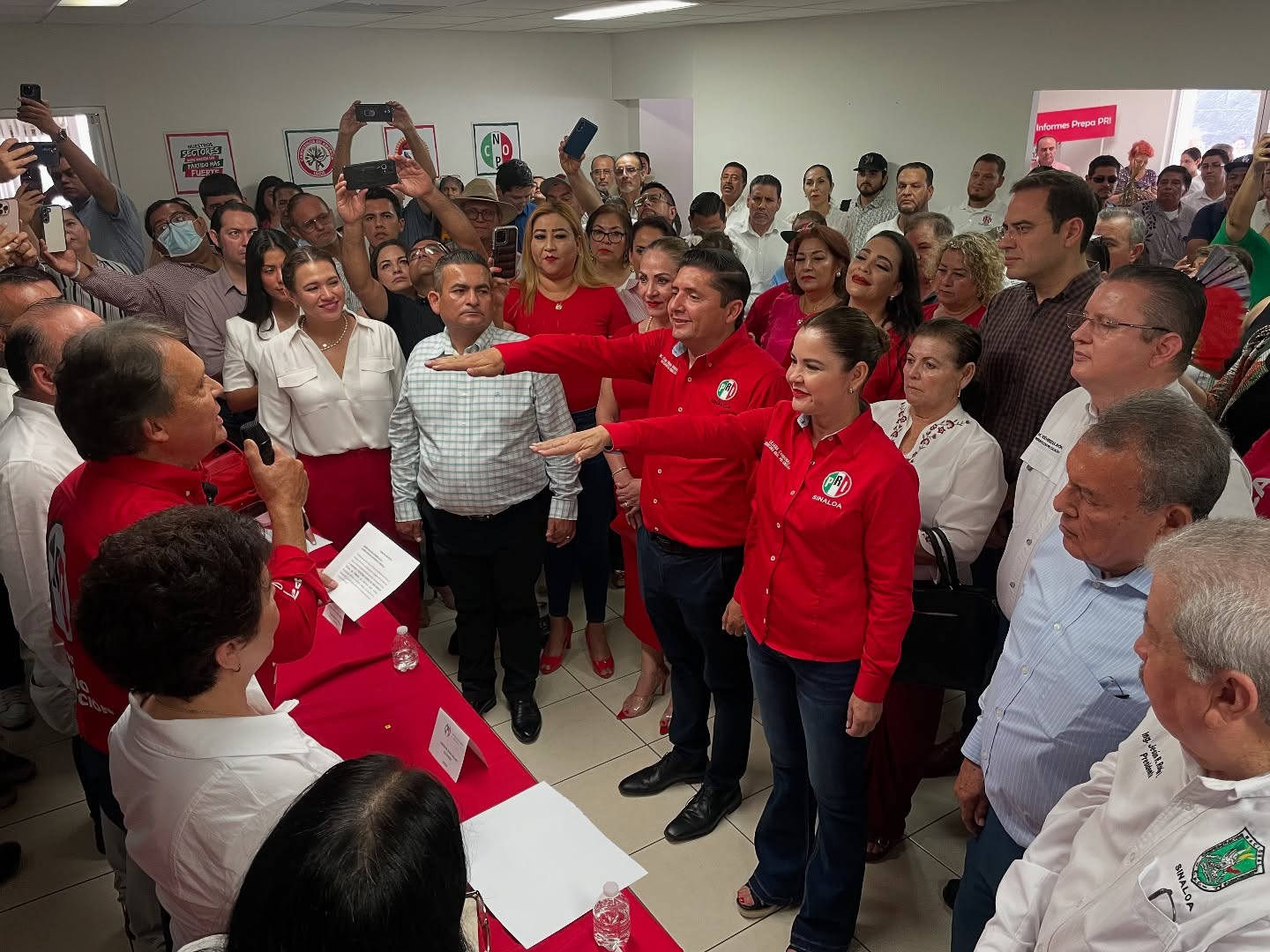 
								Cesar Emiliano Gerardo Lugo y Liliana Cárdenas Valenzuela asumieron la dirigencia del CDE del PRI en Sinaloa.
								