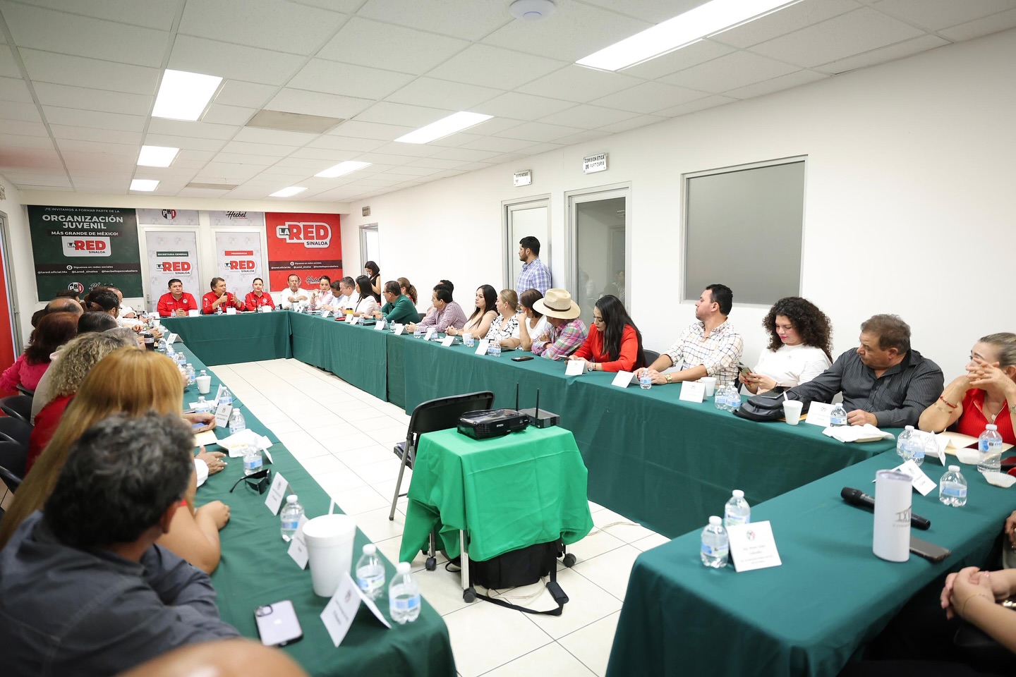 
								La dirigencia estatal sostuvo una productiva reunión con dirigentes municipales, secretarios, sectores, organizaciones y regidores de todo el estado
								