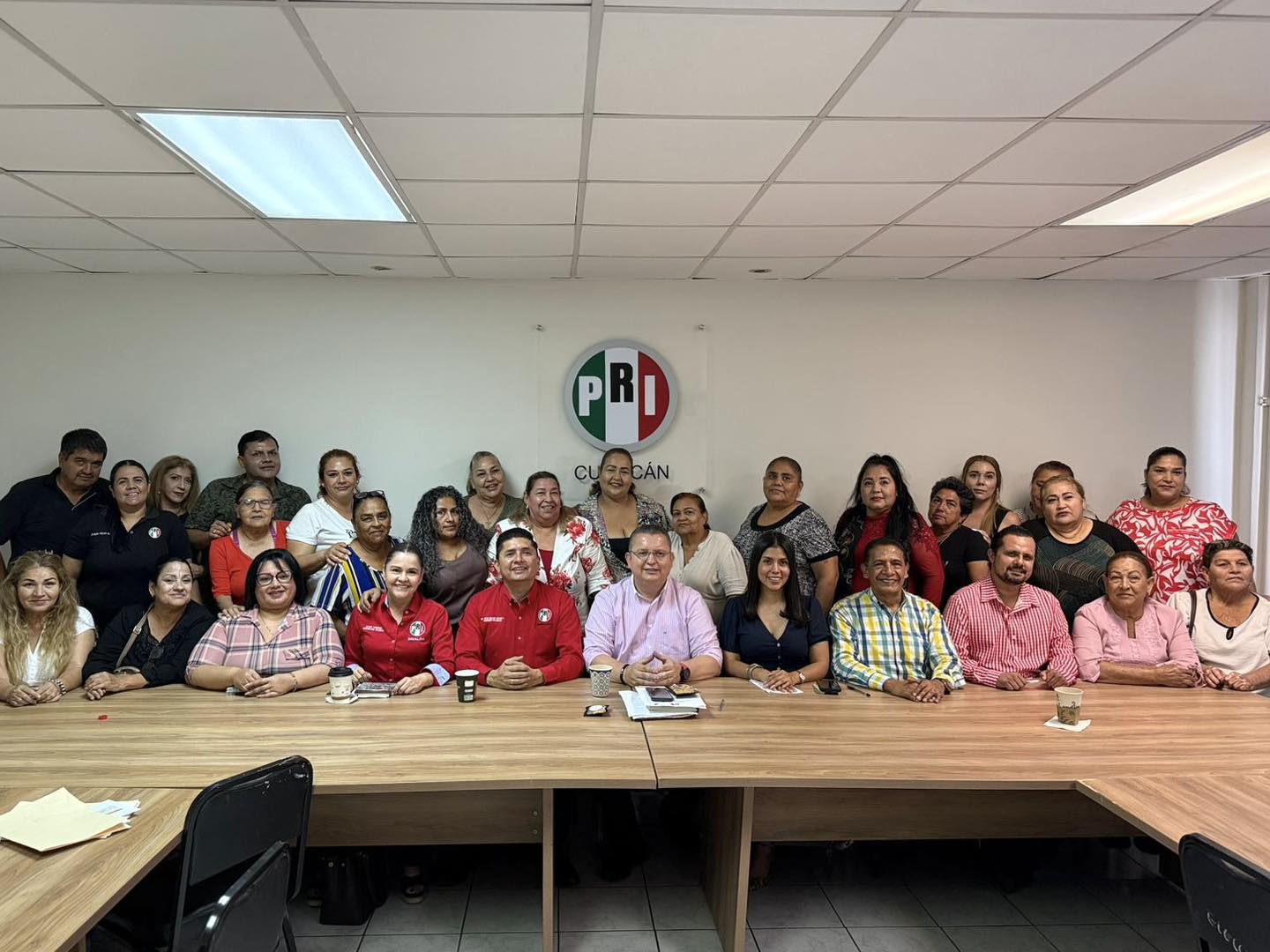 
								Reunión mensual de trabajo de las diirgencias estatal y municipal en Culiacán y la estructura.
								
