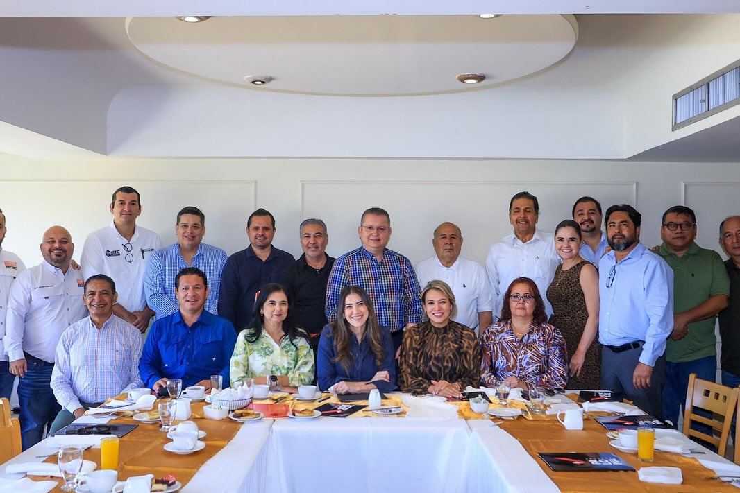 
								Encuentro de nuestra senadora Paloma Sánchez con representantes del sector de la construcción en Sinaloa
								