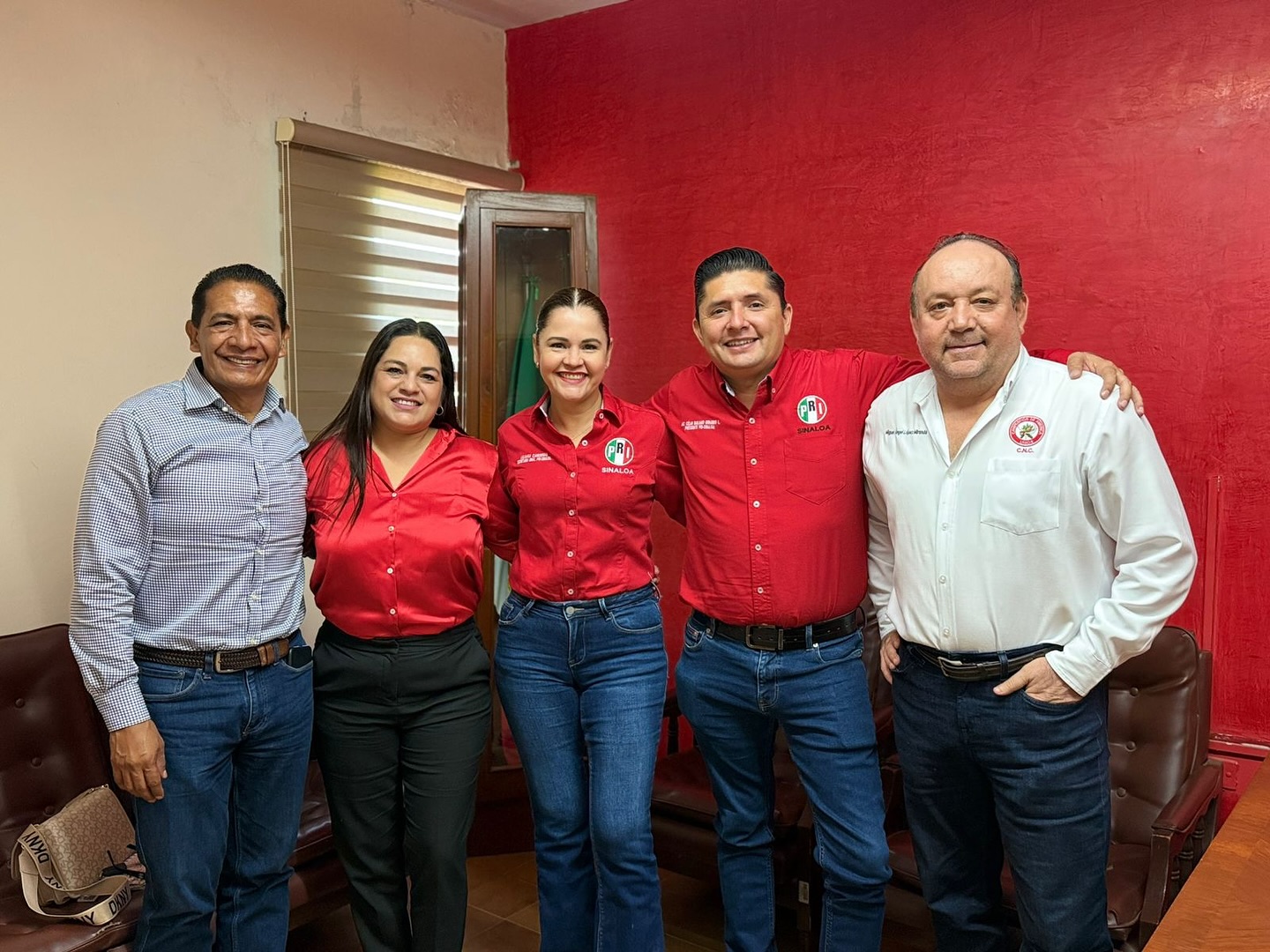
								La dirigencia estatal del PRI Sinaloa sostuvo un encuentro con la regidora Faviola Roman Favela.
								