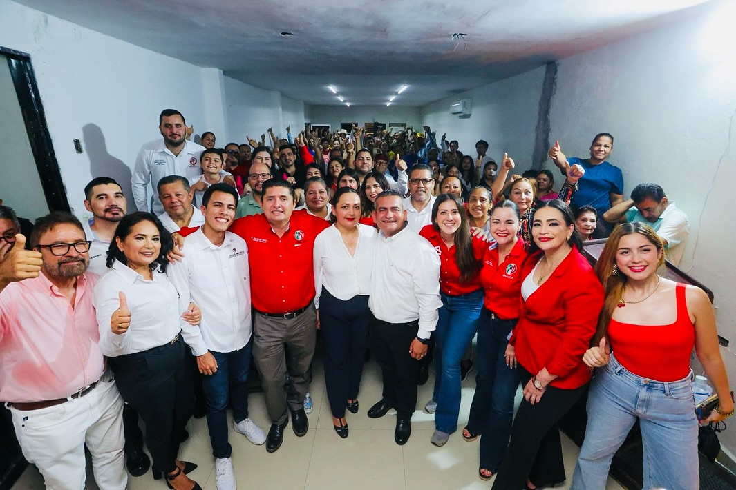 
								Toma de protesta de la nueva dirigencia del Comité Municipal del PRI Navolato, encabezada por Natanael Obeso Reyes como presidente y Érika Consuelo Zapata Leyva como secretaria general.
								
