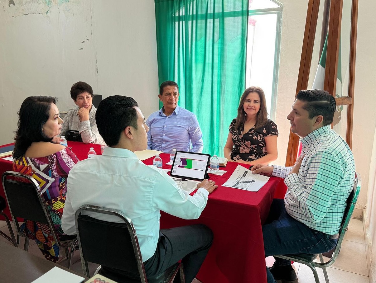 

Nuestros dirigentes estatales, Cesar Emiliano Gerardo Lugo y Liliana Cárdenas Valenzuela, sostuvieron reunión de trabajo con la dirigencia del PRI Navolato, encabezada por Natanael Reyes y Érika Zapata.

