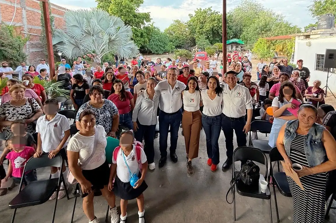 

En Culiacancito, gracias al esfuerzo de nuestro comité municipal del PRI Culiacán, en apoyo a la economía de las familias culiacanenses se realizó la entrega de mochilas para niñas y niños. 🎒📚

