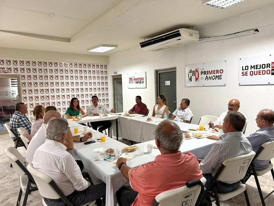 

Nuestra dirigencia estatal sostuvo un desayuno con ex presidentes municipales y del partido así como con la actual dirigencia del Comité Municipal del PRI en Ahome, donde se compartieron experiencias, reflexiones y visiones para seguir construyendo un mejor Sinaloa.

