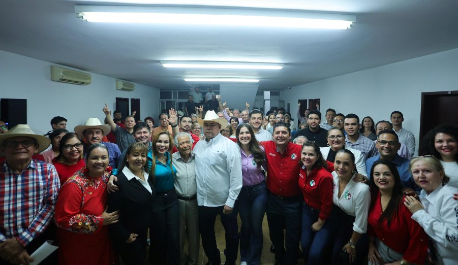 

Con el respaldo de la militancia, y la presencia de la senadora Paloma Sánchez, nuestra dirigencia estatal tomó protesta a la nueva dirigencia municipal en Salvador Alvarado, Luis Antonio Higuera López  y María Lourdes López Payán.

